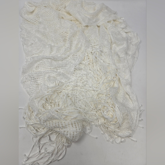 BOHO WHITE CROCHET STYLE TRIANGLE SHAWL WRAP FLORAL FLOWERS FRINGE EDGE WOMEN OS - Picture 8 of 11
